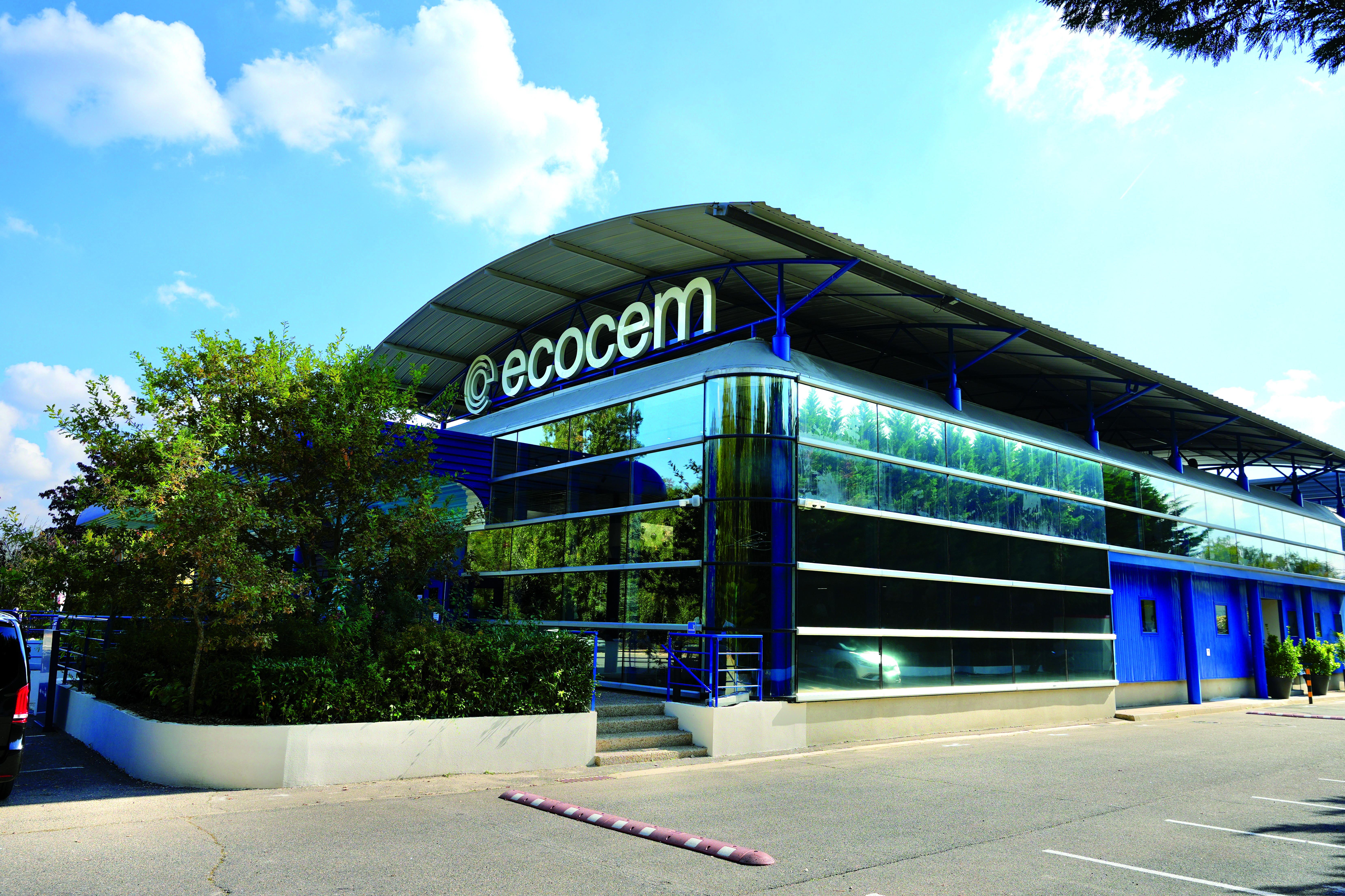 Le labo, très bien équipé, est jumelé à une unité pilote permettant de tester en conditions réelles les recettes les plus prometteuses. © Ecocem